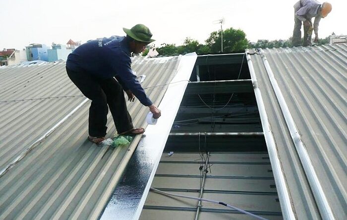 Giá thuê nhân công thợ lợp mái tôn theo m2 tại hà nội 2023, Chi phí tiền công thợ lắp đặt mái tôn